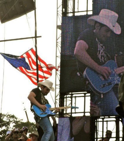 brad-paisley-paddle-board