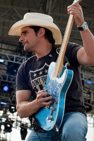 brad_paisley_paddle_board