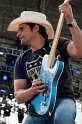 brad_paisley_paddle_board